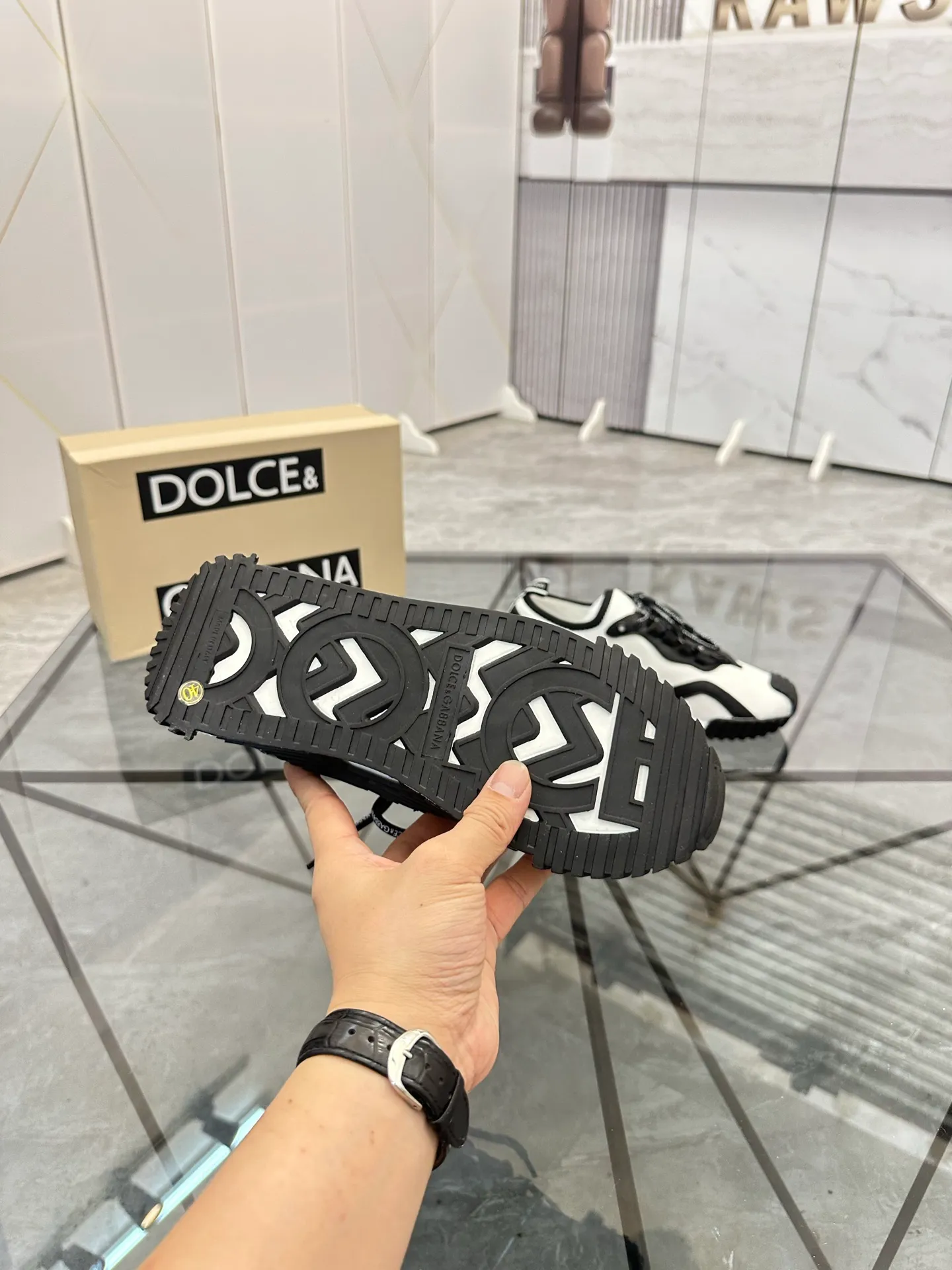 Men's shoes: 💰P460¥ Product trademark: DG "Dolce & Gabbana*" low-top sneakers Regular size: 35-44 (can be customized to 45.46.) Couple style Product materials: Upper imported cowhide stitching original material, breathable lining, original outsole. Number: 803